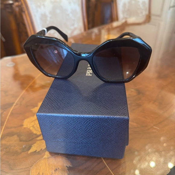 100% Auth Prada Milano sunglasses. Black/ grey geometric PR16WSF 1AB5D1 - Picture 10 of 16